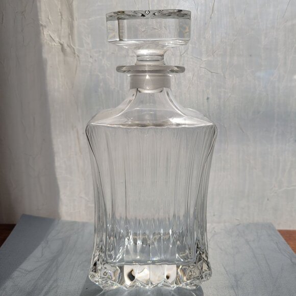 Elegant Crystal Glass Decanter With Stopper For Whiskey Or Wine Storage - Picture 2 of 10